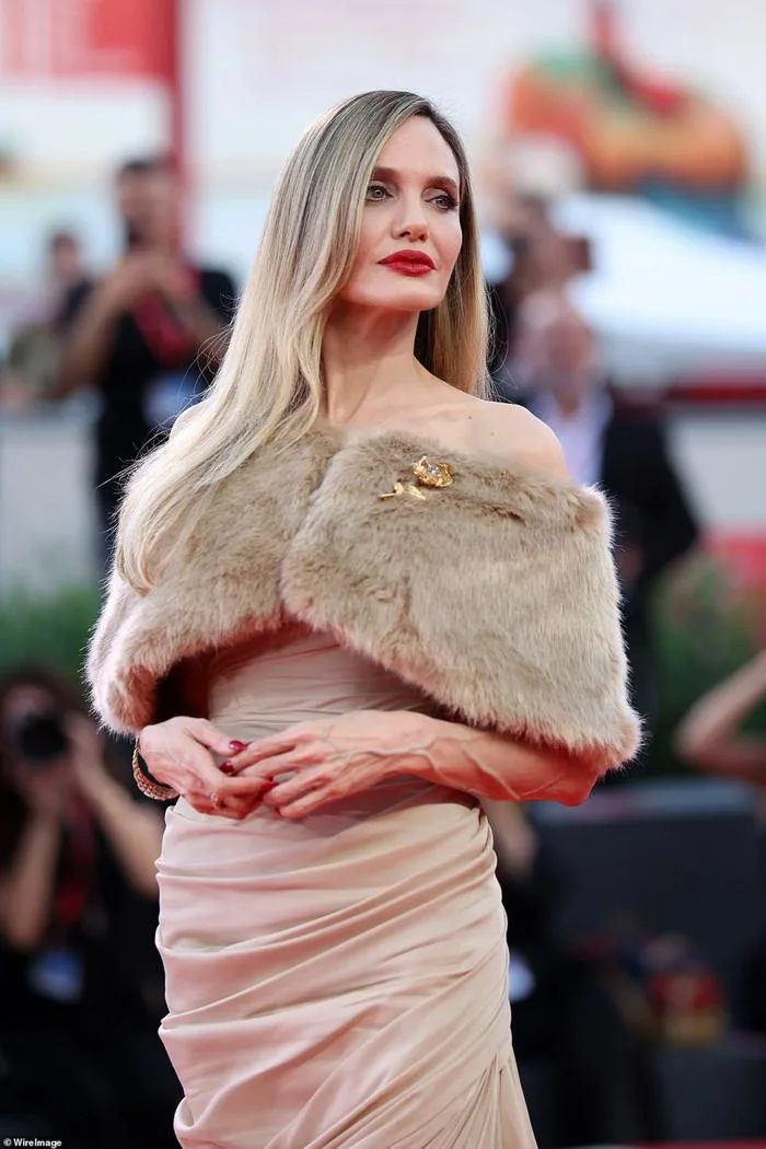 Ngoại hình gầy gò đáng lo ngại của Angelina Jolie | Báo Dân trí