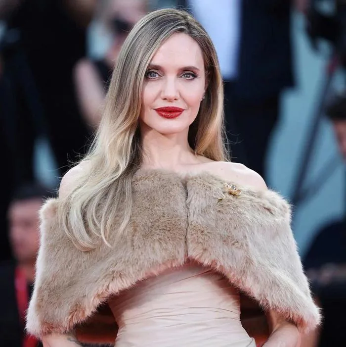 Ai 'bá chủ' được vị thế số 1 thời trang của Angelina Jolie ở Hollywood? -  Tuổi Trẻ Online