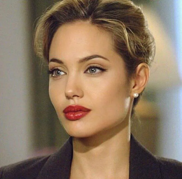 Nhan sắc 'trời ban' của Angelina Jolie qua thời gian