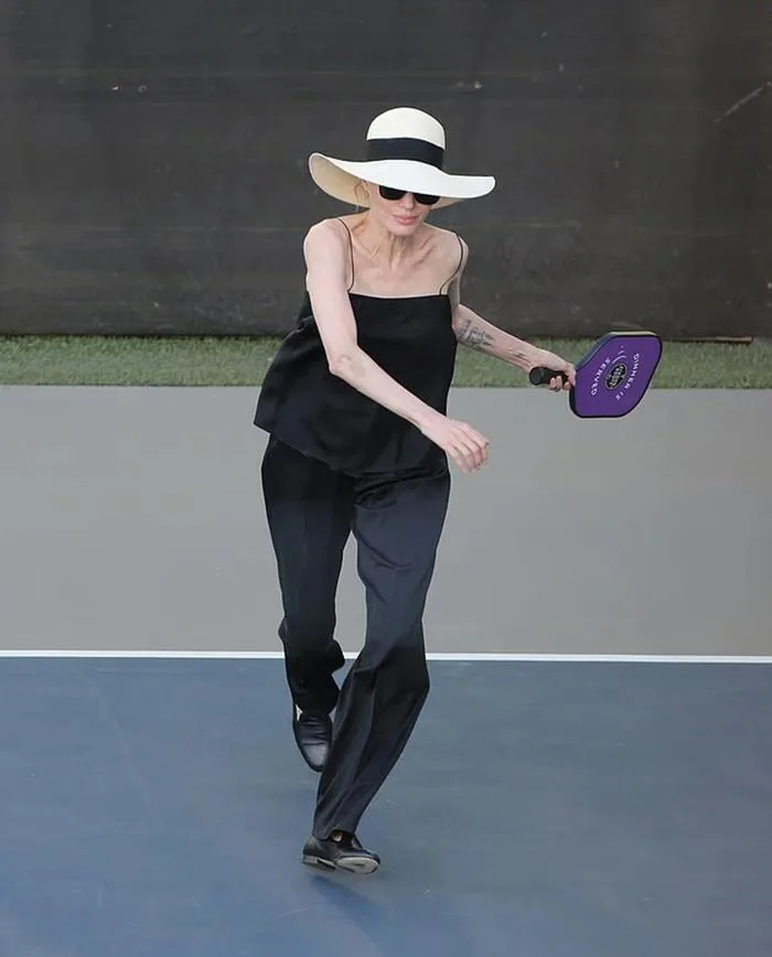 Hình ảnh Angelina Jolie và con nuôi gốc Việt thi đấu pickleball gây sốt |  Báo Dân trí