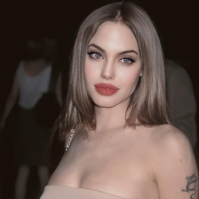 Hình ảnh: Angelina Jolie trước đây mặt như tạc làm dân tình náo loạn