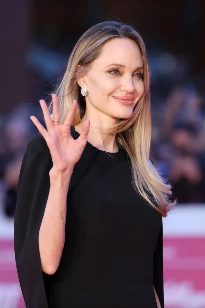 Angelina Jolie diện váy lộ hình xăm hổ - Báo VnExpress Giải trí