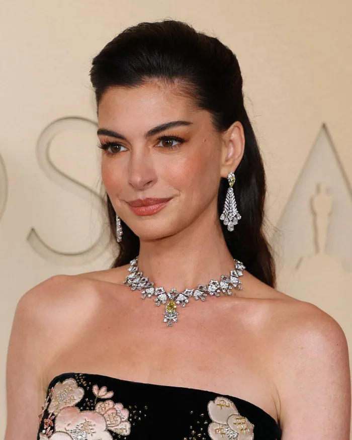 Anne Hathaway 44 trông như 24: Có kiểu ăn 