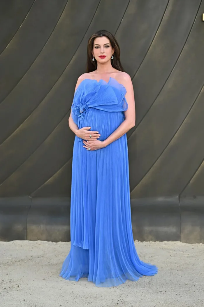 Bà bầu' Anne Hathaway được khen như nữ thần trên thảm đỏ