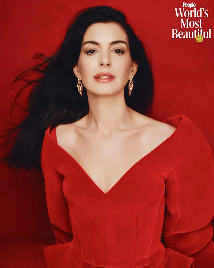 Anne Hathaway là 'Người đẹp nhất thế giới 2026' - Báo VnExpress Giải trí