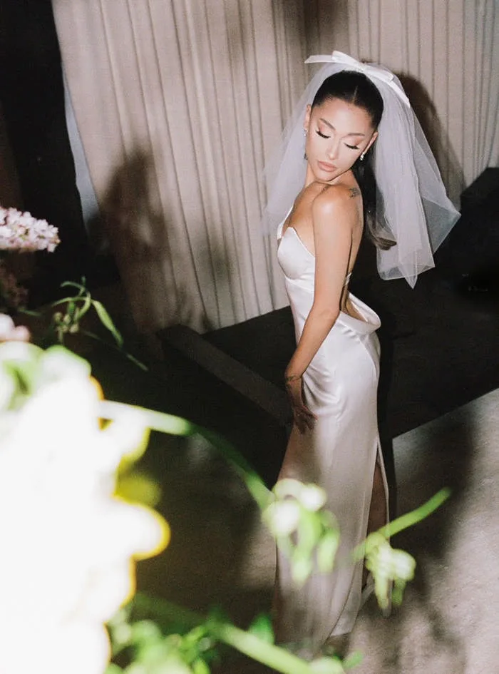 Ariana Grande hé lộ ảnh cưới ngọt ngào