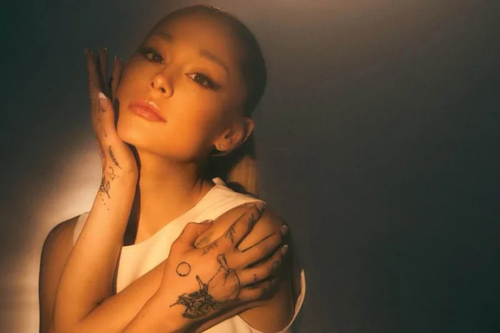 Nữ ca sĩ Gen Z vừa hát vừa phối mới đoạn intro gây bão của Ariana Grande,  netizen tấm tắc: 