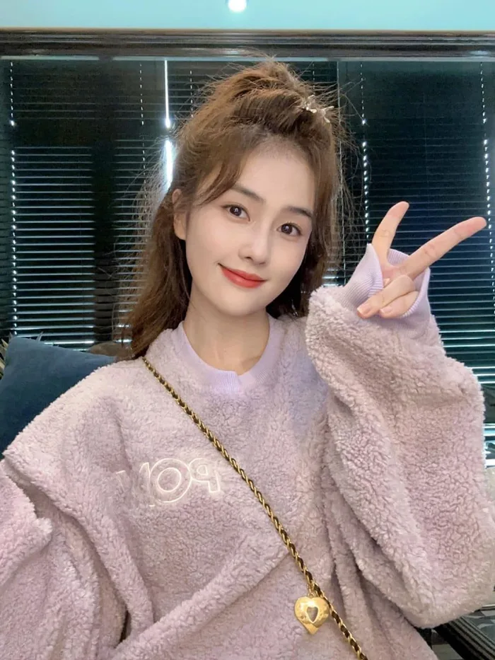 Bạch Lộc selfie cực đáng yêu, lấn lướt loạt ảnh của Nhiệt Ba