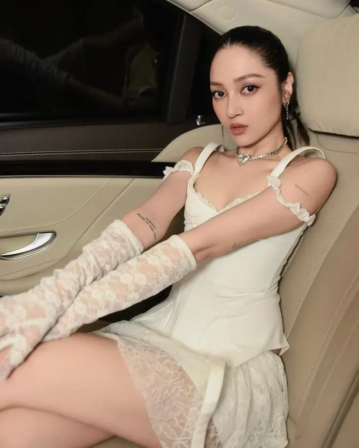 Sau khi công khai con gái, hình ảnh Bảo Anh hôn tình trẻ bỗng hot trở lại