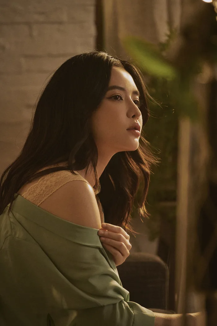 Bích Phương xinh đẹp, nữ tính trong MV Nằm ngủ em ru