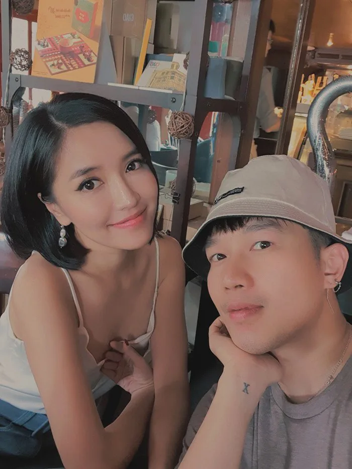 Bích Phương ý nhị lấy tay che áo trễ ngực nhưng vẫn bị cư dân mạng tấn công  bằng câu nói phũ phàng