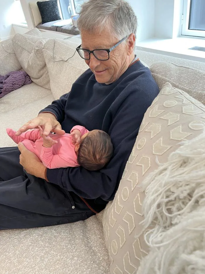 Bill Gates hạnh phúc khoe ảnh chụp cùng cháu ngoại mới sinh | Báo Dân trí
