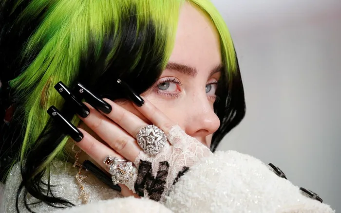 Billie Eilish bỗng trở thành 'kẻ thù' của dư luận sau một cú like - Saostar.vn