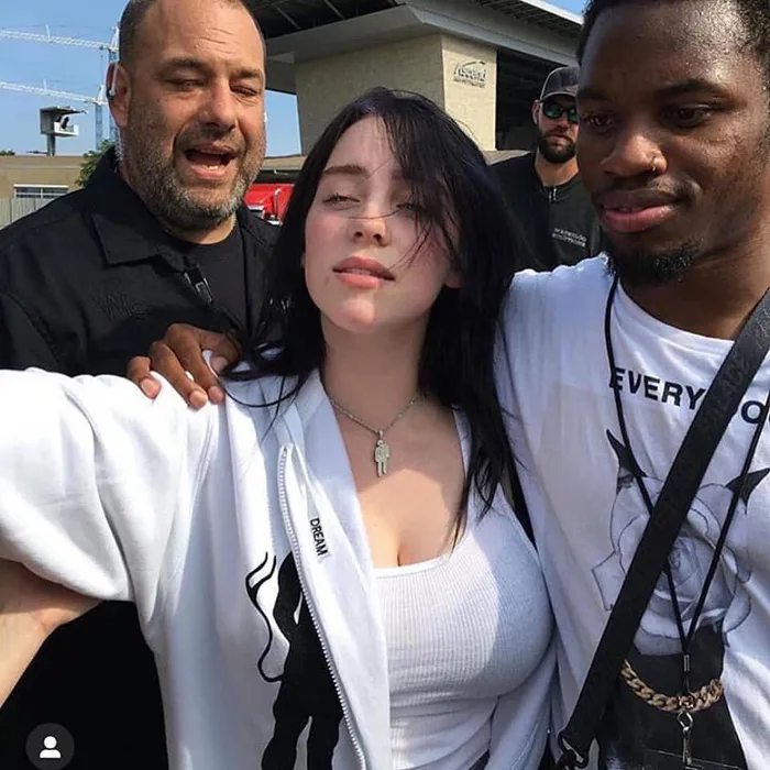 Rũ bỏ oversize Billie Eilish khiến dân tình xôn xao khi diện áo hai dây quyến rũ nhức mắt