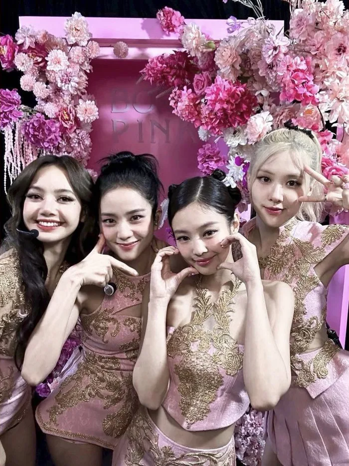 Jisoo, Rosé đăng ảnh Blackpink chụp ở Hà Nội để kỷ niệm 7 năm ra mắt