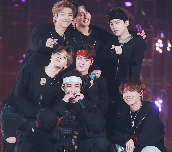 Xót xa hình ảnh fan cuồng BTS đứng giữa trời lạnh, ngắm thần tượng từ xa chỉ vì không có vé vào xem