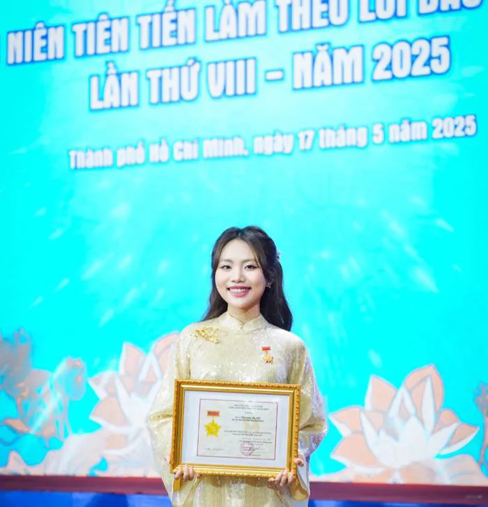 Chân dung nữ ca sĩ nổi tiếng vừa bật mí nhiệm vụ được giao bởi Thủ tướng  Phạm Minh Chính