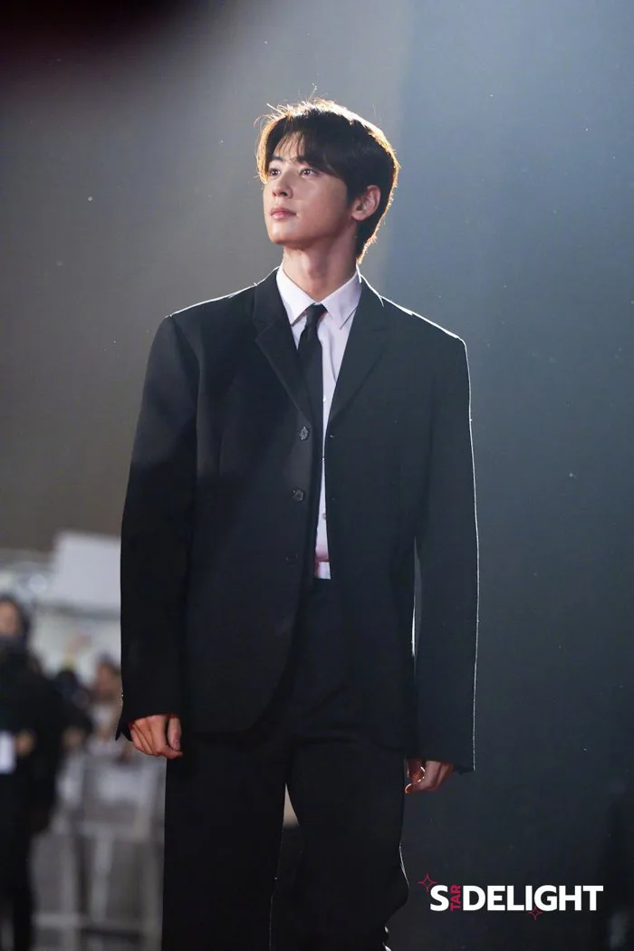 Cha Eun Woo tiều tụy trong sự kiện đầu tiên sau khi bạn thân Moonbin qua đời
