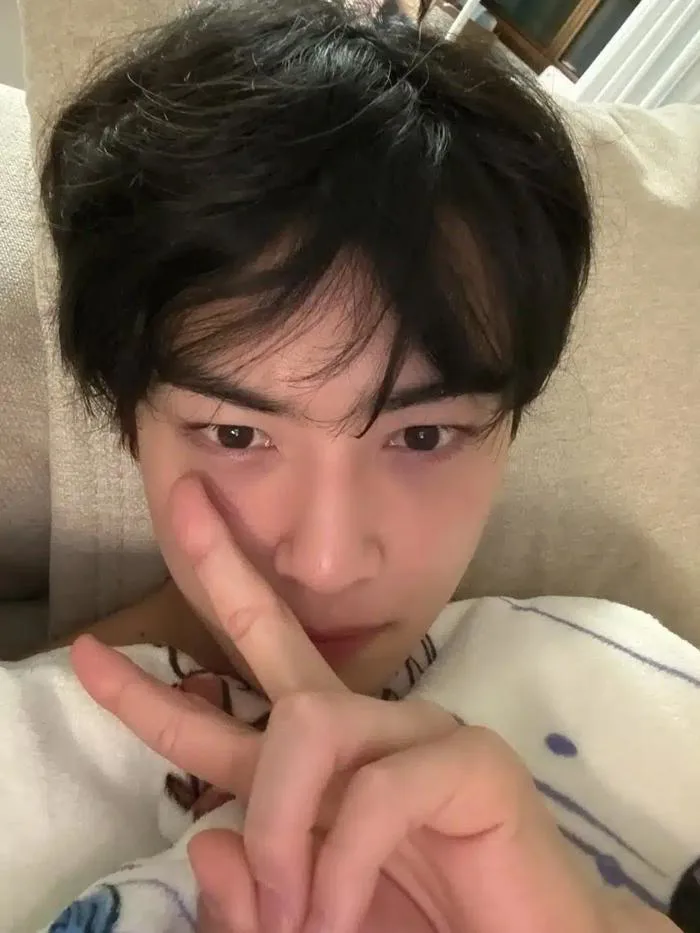 Cha Eun-woo sent a selfie in real time in response to a selfie request - quạt cộng Cộng đồng