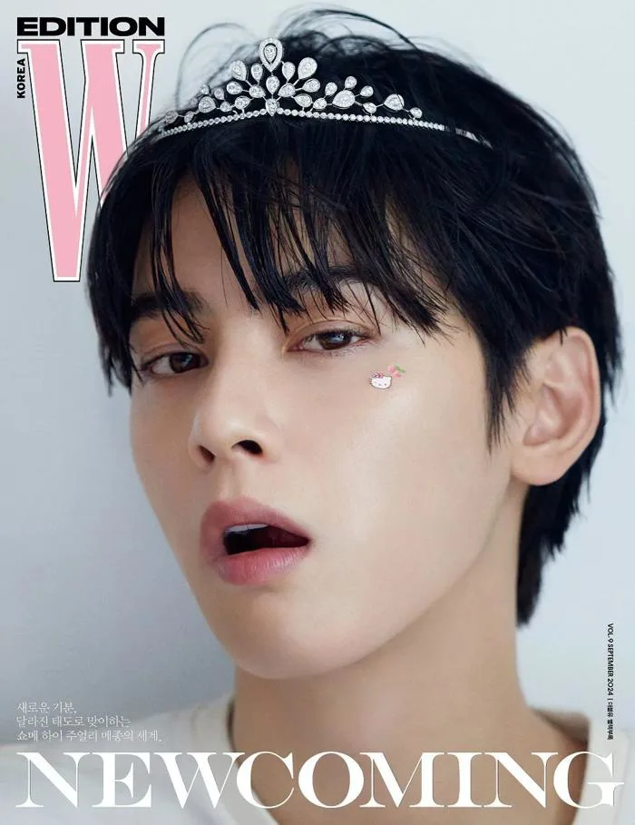 Mỹ nam Cha Eun Woo đội vương miện 2 tỉ đồng lên bìa tạp chí
