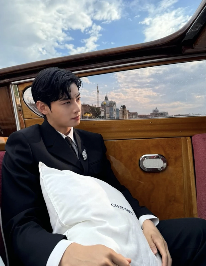 Mỹ nam Cha Eun Woo lại gây sốt với vẻ điển trai vô thực