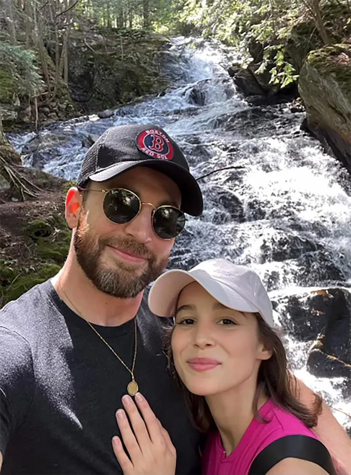 Đội trưởng Mỹ' Chris Evans bí mật kết hôn với người đẹp kém 16 tuổi