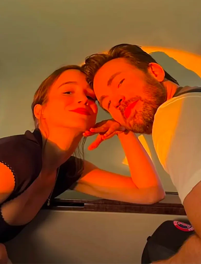 Đội trưởng Mỹ' Chris Evans và vợ kém 16 tuổi đón con đầu lòng