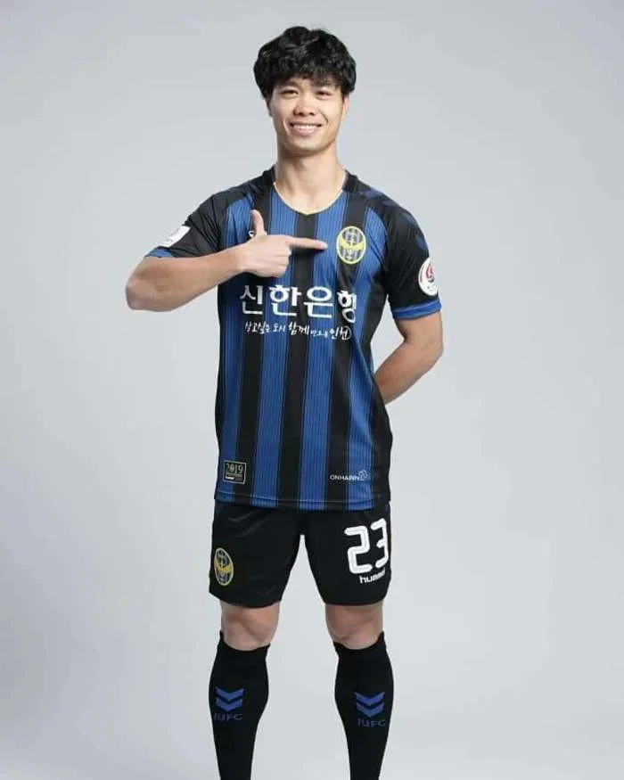 Công Phượng ra sức tạo dáng trong ngày chụp ảnh tại Incheon United