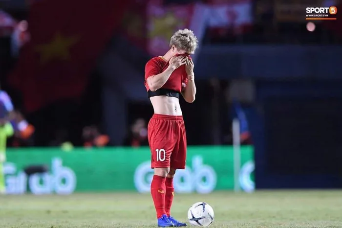 Công Phượng sút hỏng quả Penalty nhưng bức ảnh anh lầm lũi lau nước mắt  khiến NHM không khỏi xót xa