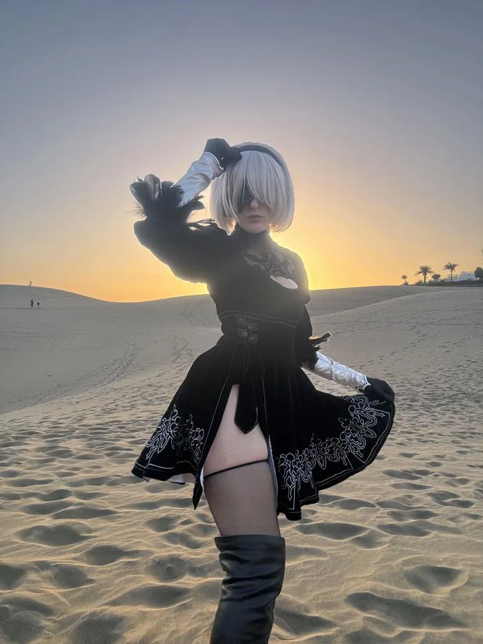 Cosplay 2B của mình ở sa mạc nè💕 : r/nier