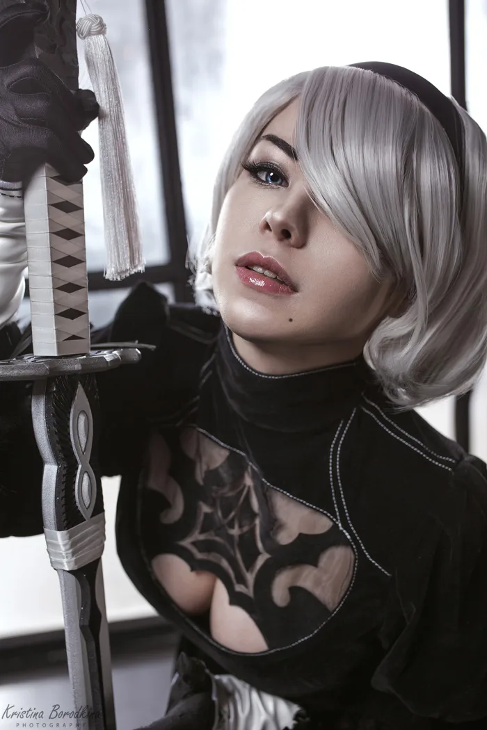 Hình nền : Kristina Borodkina, đàn bà, Cosplay, Nier Automata, 2B, tóc bạc,  tóc ngắn, hair over one eye, Phụ kiện tóc, băng đô, Nhìn vào người xem,  trang điểm, Mắt, Kẻ
