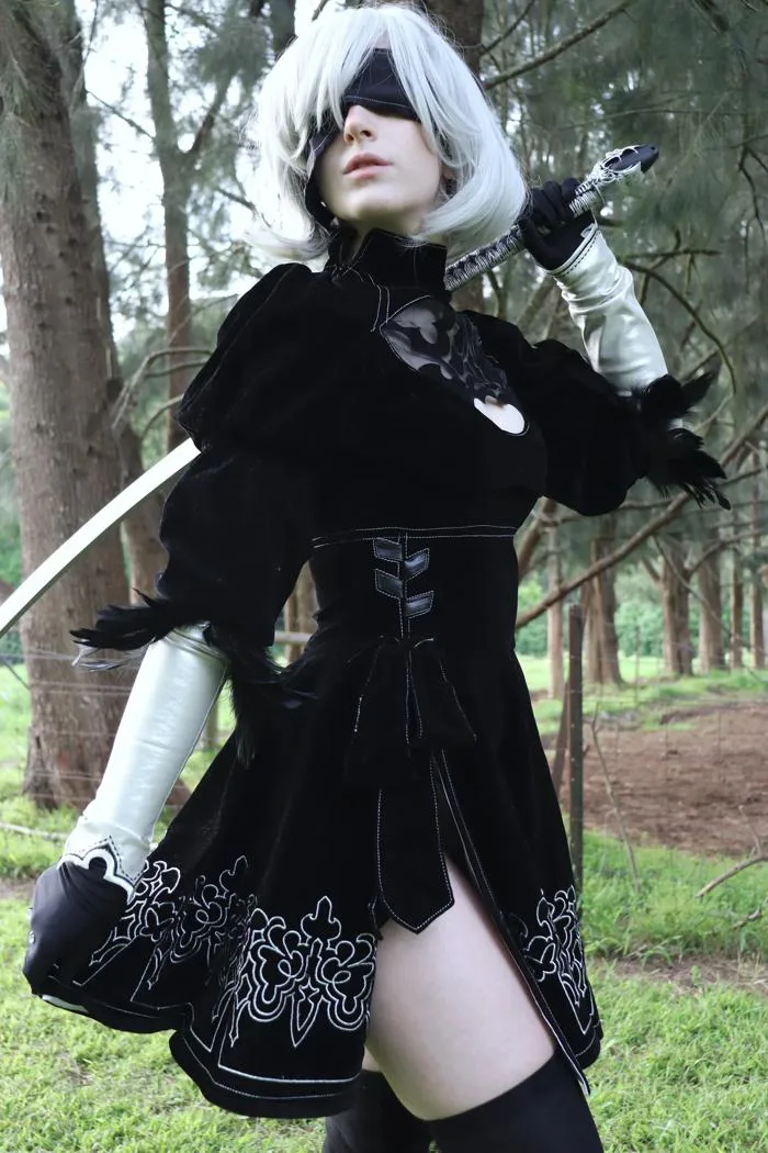 Tao cosplay 2B nhiều năm rồi mà hầu như chẳng có ảnh nào bịt mắt, cái mà,  kiểu mặc định luôn ấy lmao. Đúng là hơi khó chụp ảnh khi bịt mắt,