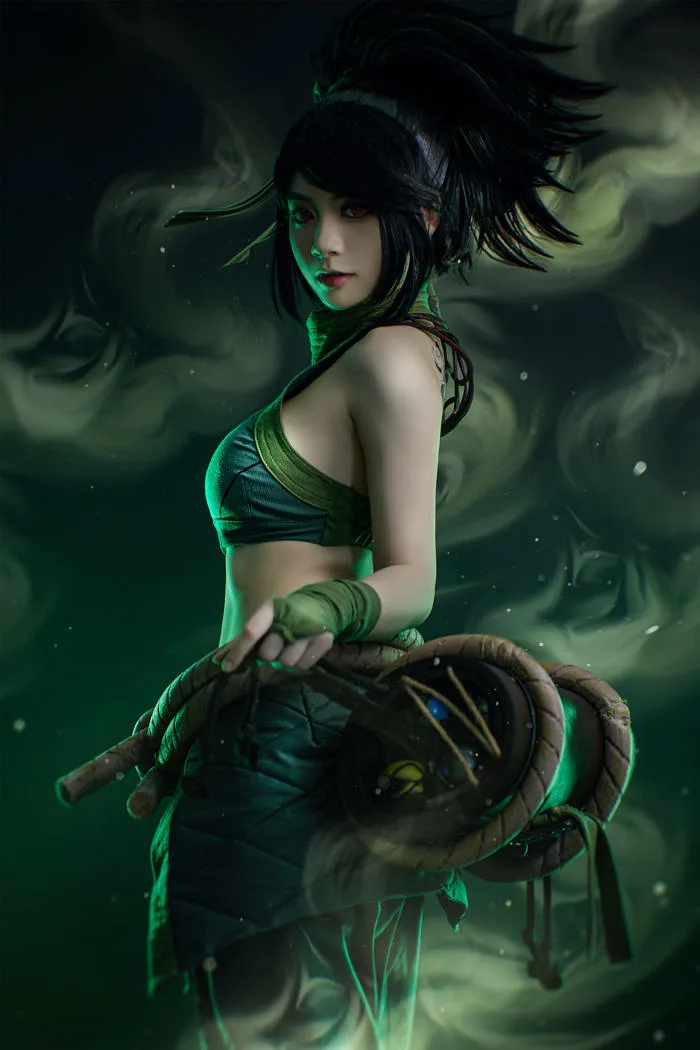Cosplay sát thủ Akali, người đẹp khoe lưng trần nuột hơn AI