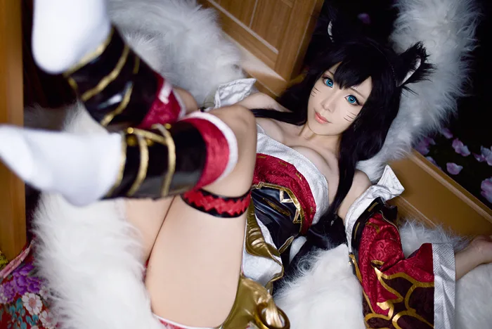 LMHT: Cosplay hồ ly 9 đuôi Ahri của Chihiro thu hút mọi ánh nhìn