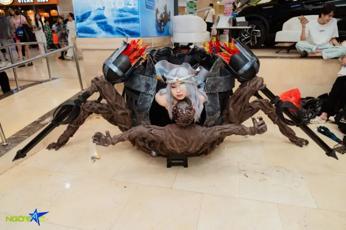 Chi hàng chục triệu đồng hóa trang thành ma nhện, ác quỷ Halloween