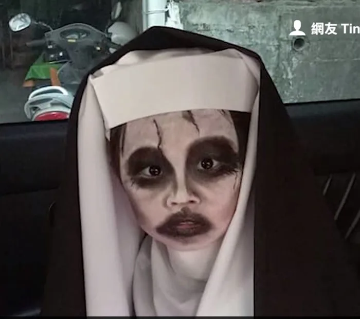Sau cô bé vô diện, cư dân mạng lại được phen cười nghiêng ngả với màn  cosplay “ác quỷ ma sơ” của