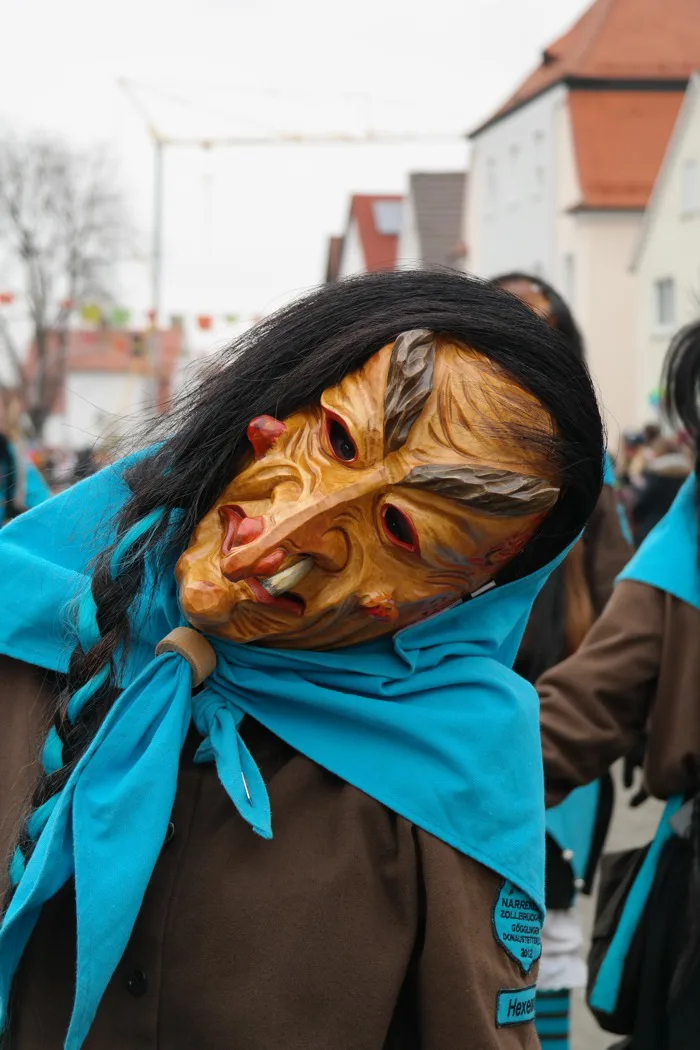 hình ảnh : Lễ hội, màu, Quần áo, Cosplay, lễ hội, mặt nạ, Di chuyển, Khẩu  trang, ác quỷ, Trang phục, Masquerade, Anime, phù thủy, Lễ hội đường phố  3648x5472 - -