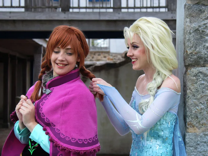 Tập tin:Anna and Elsa cosplay by VintageAerith and SunsetDragon (or  Kit).jpg – Wikipedia tiếng Việt