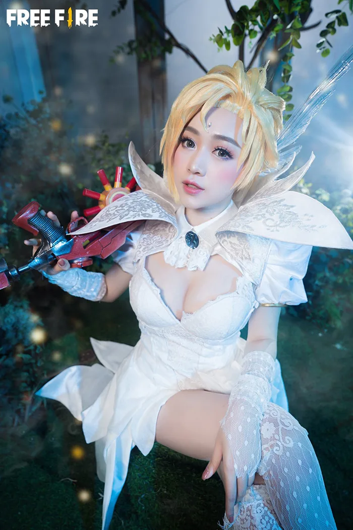 Free Fire tung cosplay Nữ Thần Quý Phái cực sexy
