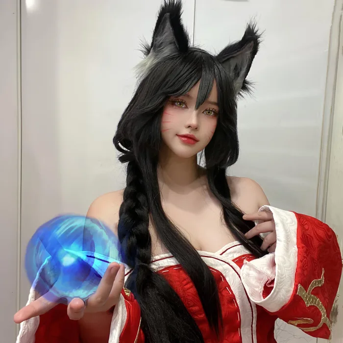 Vào vai Ahri, gái xinh bùng nổ tương tác, danh tính tưởng xa lạ hoá ra 