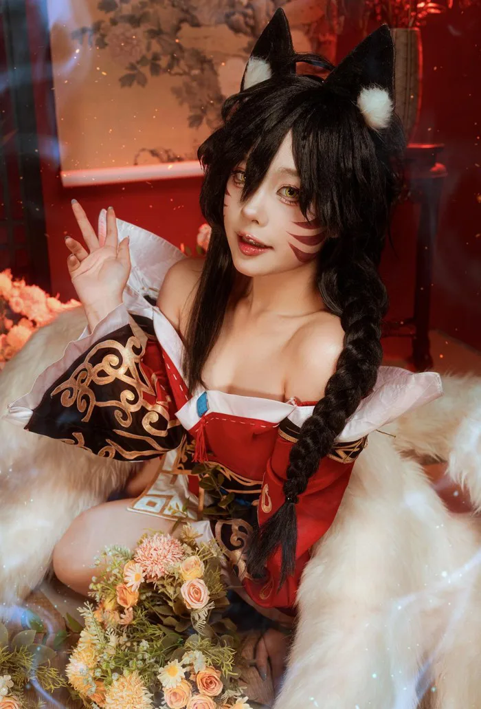 Yoonsul cosplay Hồ Ly Chín Đuôi Ahri trong LMHT