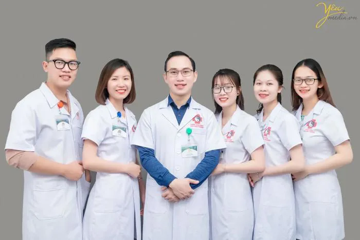Chụp ảnh đội ngũ y bác sĩ của Phòng khám Y học cổ truyền Hải Thượng Đư