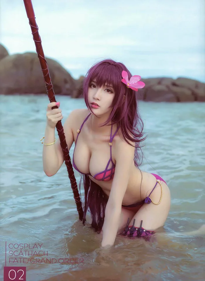 Chảy máu mũi với loạt ảnh cosplay Scathach diện bikini siêu gợi cảm