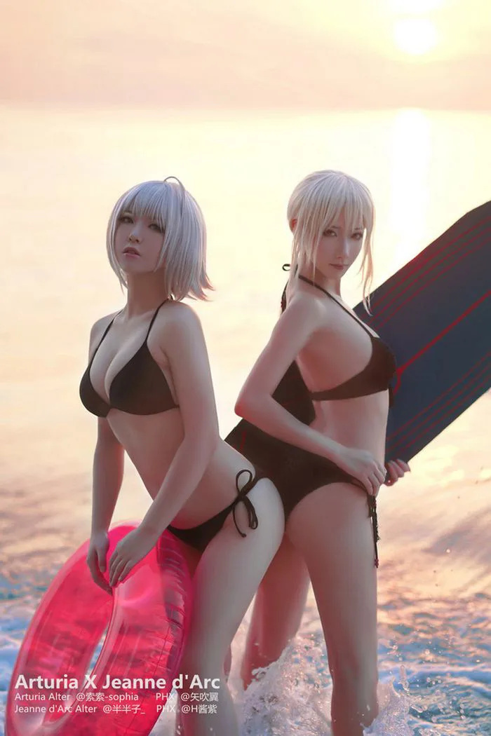 Phát sốt với bộ ảnh cosplay bikini nhân vật Saber và Jeanne d'Arc