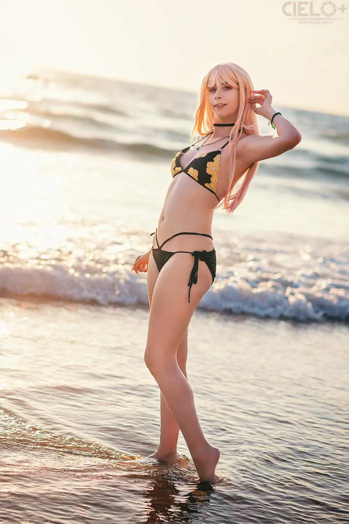 Ảnh cosplay Marin Kitagawa mặc đồ bơi do KurisutinaForReal tự chụp【Self】 : r/SonoBisqueDoll