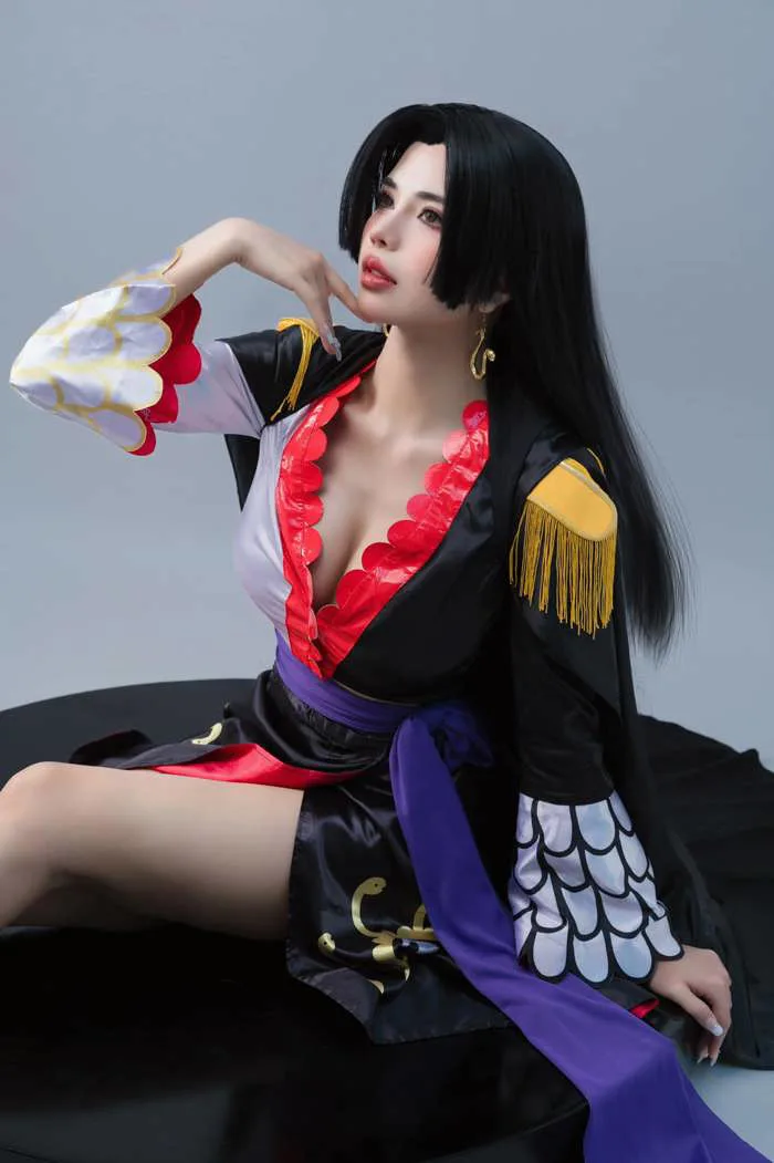 Cưới đến nơi, Mai Dora vẫn cực năng suất, tung bộ hình cosplay Boa Hancock  ngọt như ướp đường!