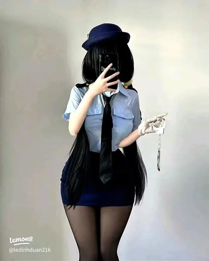 Cosplay Kurumi cảnh sát cực ngầu: găng tay trắng, còng tay và mắt đỏ quyến  rũ