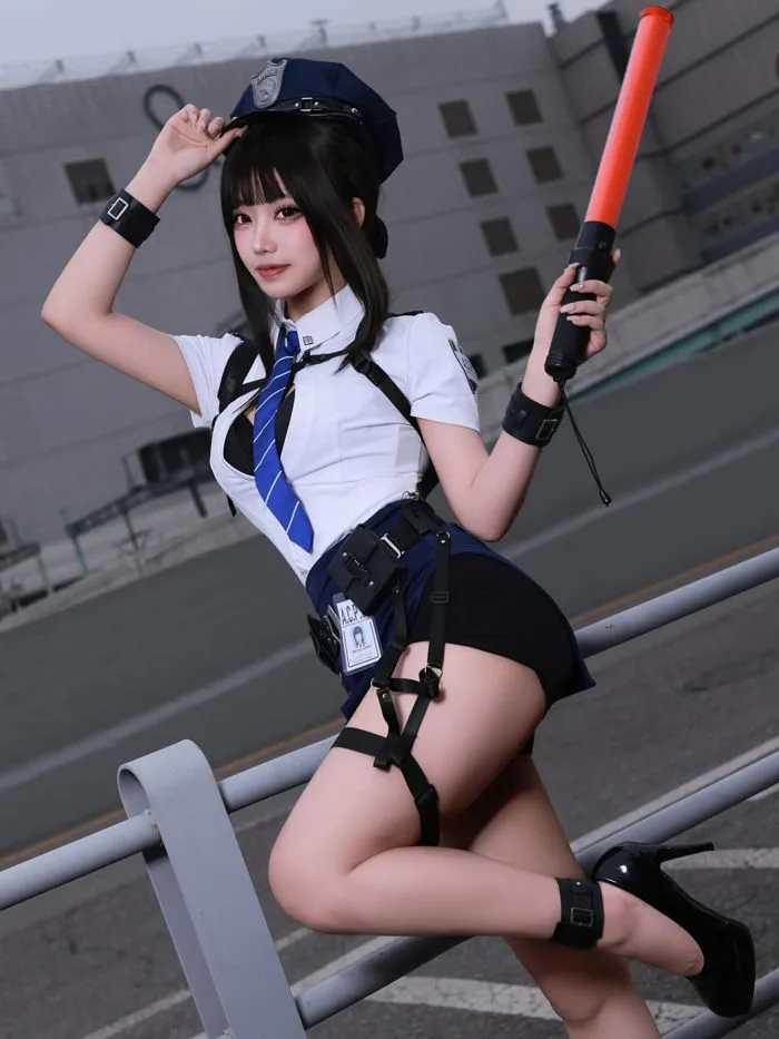 Hóa thân thành nữ cảnh sát, hot coser này khiến anh em game thủ đồng loạt  