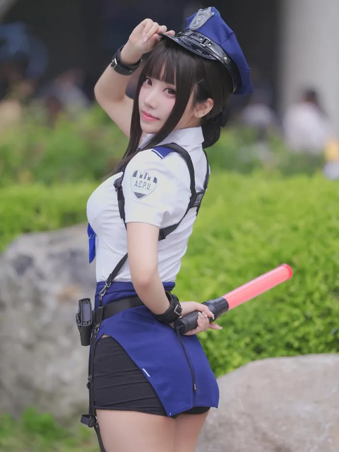Hóa thân thành nữ cảnh sát, hot coser này khiến anh em game thủ đồng loạt  