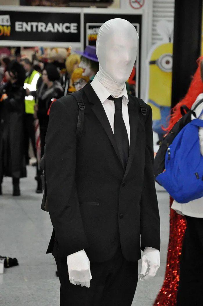 Tập tin:Cosplay of Slender Man at MCM London Comic Con May 2013  (8978171869).jpg – Wikipedia tiếng Việt